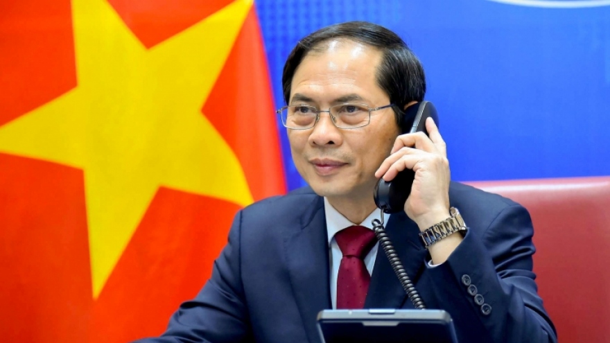Vietnam places priority on strategic cooperative partnership with China